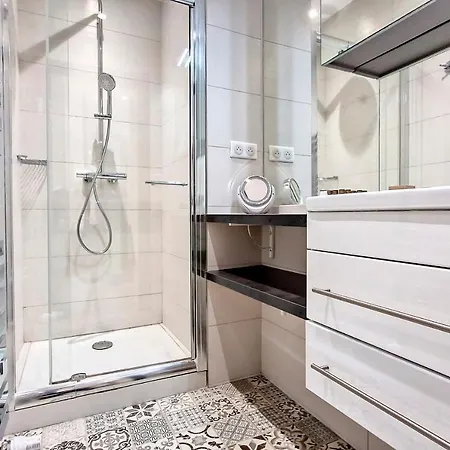 Henri Camille Real Estate- Miramar - One Bedroom - Croisette Sea View * Канны